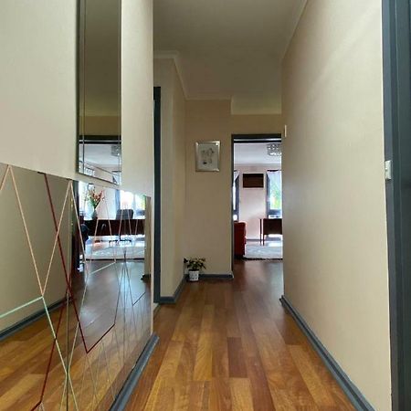 Entire Hume House Melbourne Exterior photo